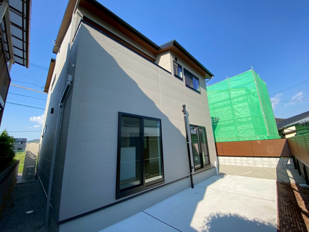 かっこよさ満載✨バルコニーとサンルームのあるお家🏠